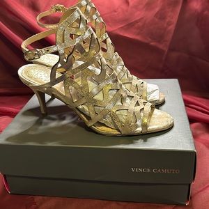 Vince Camuto Prisintha